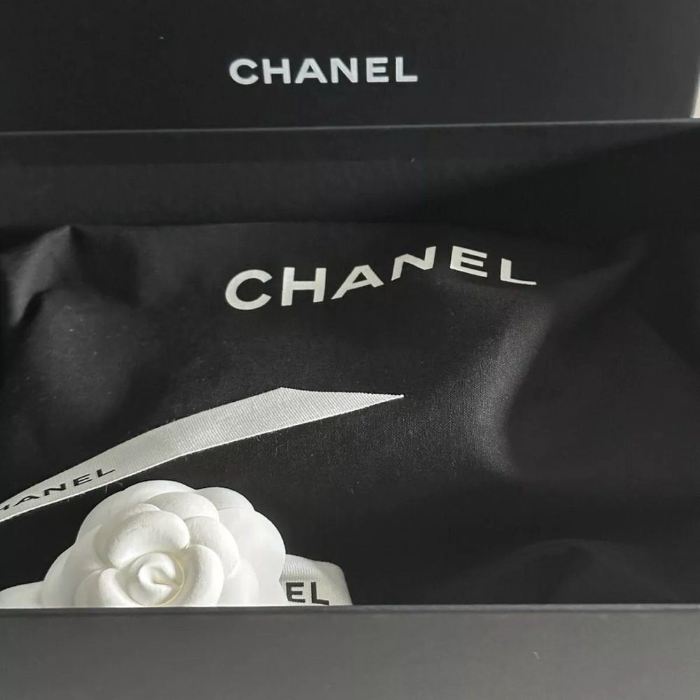 CHANEL Crossbody Black Caviar Leather Bag with Gold Hardware. 100% Authentic!!! - Picture 6 of 7